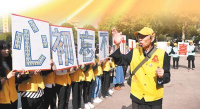 小哥占道经营存隐患，交警上前耐心“劝离”